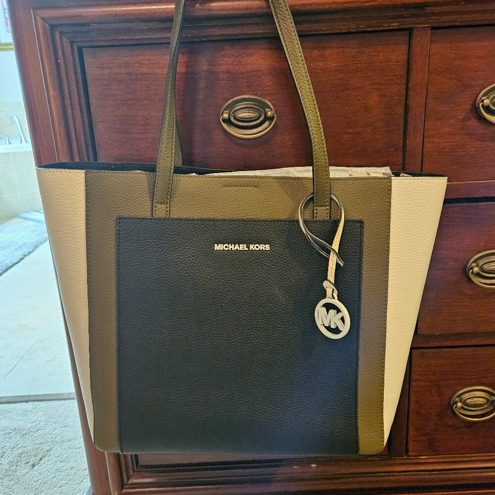 MICHAEL KORS GEMMA HANDBAG. NEW WITH TAGS!